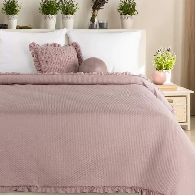 Narzuta pudrowa pikowana metodą hot press z ozdobną falbanką 170x210 cm FALBANKA Design 91