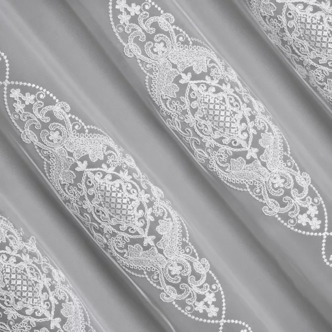 M194/1 Firana szyta na taśmie 5 cm biała z matowej tkaniny PERU ozdobionej kordonkowym haftem ornamentowym i cyrkoniami Italissima Eva Minge
