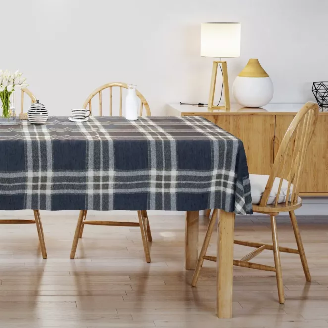 Obrus szyty granatowo naturalny z grubej, szenilowej tkaniny w elegancką kratę