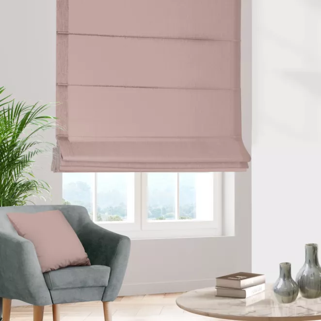 Roleta rzymska pudrowo różowo różowa z gładkiej tkaniny zaciemniającej typu dimout