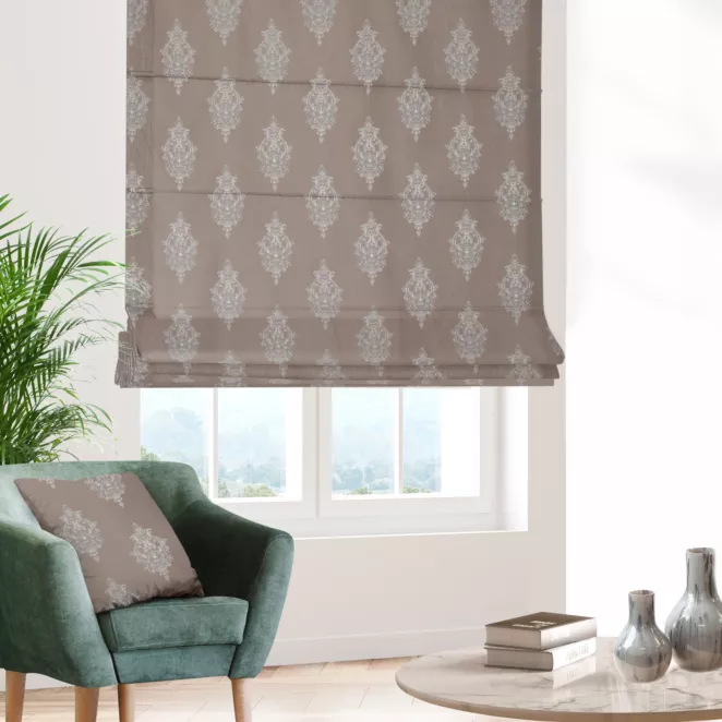 Roleta rzymska ciemnobeżowo srebrna z eleganckiej tkaniny w drobny ornamentowy wzór