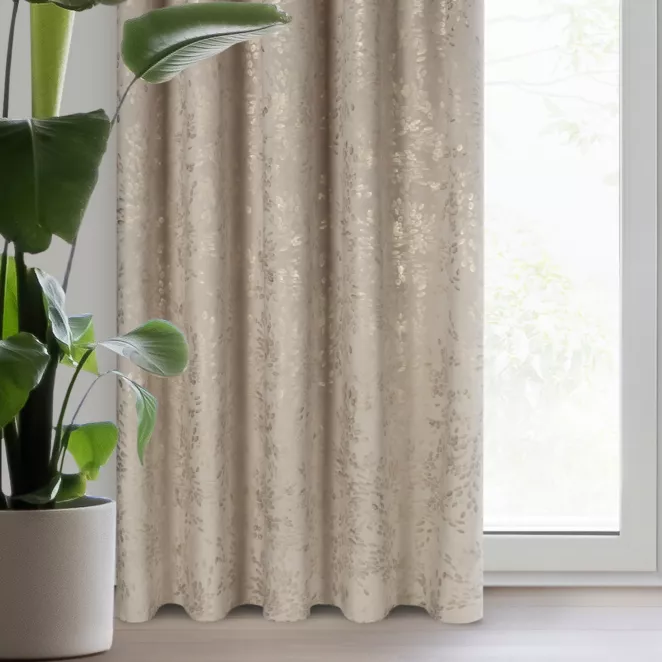 Zasłona beżowa zdobiona błyszczącym nadrukiem liści, welwetowa 140x270 cm taśma FELIS