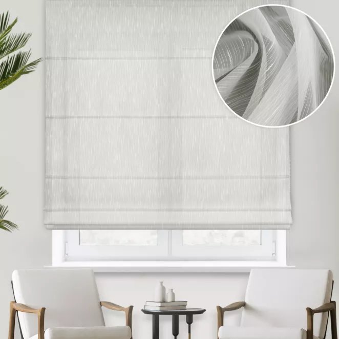 Roleta rzymska kremowa z matowej tkaniny z efektem pionowych prążków, wykończona obciążnikiem