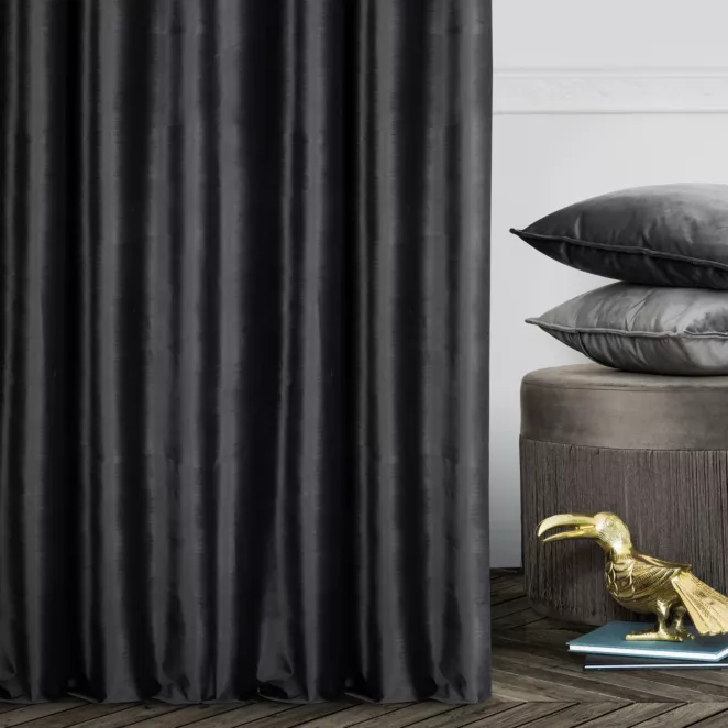 Zasłona szyta na taśmie 5 cm czarna z tkaniny welwetowej zaciemniającej w 100%