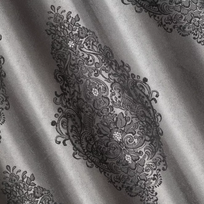 P244/4 Zasłona szyta na taśmie 5 cm popielata z tkaniny w klasyczny wzór ornamentowy z drobnym błyszczącym akcentem