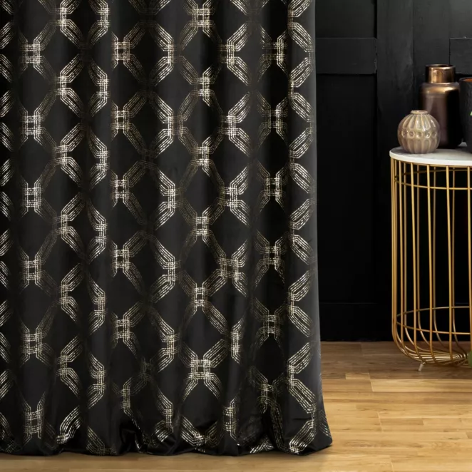 Zasłona szyta na taśmie 5 cm czarna z tkaniny welwetowej z geometrycznym błyszczącym nadrukiem
