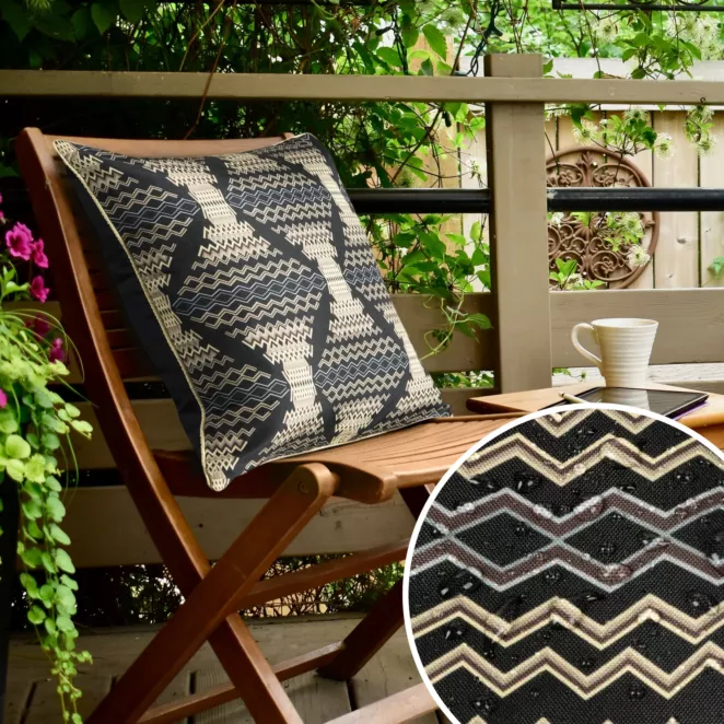 Poszewka na poduszkę 45x45 cm z tkaniny wodoodpornej czarno, beżowa idealna na taras oraz balkon zdobiona nadrukiem geometrycznym GARDEN