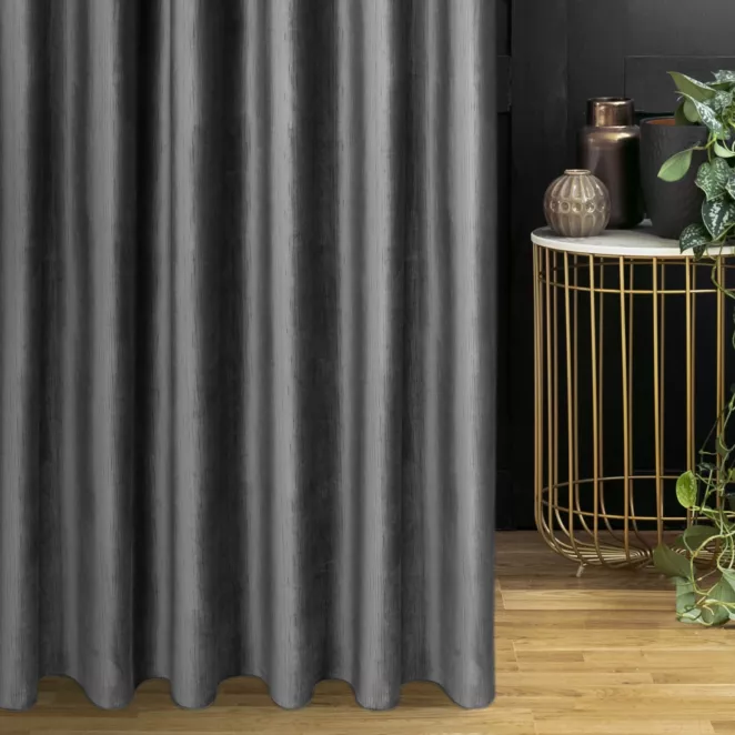 Zasłona szyta na taśmie 5 cm grafitowa z tkaniny welwetowej w pionowe prążki, wykończona obciążnikiem