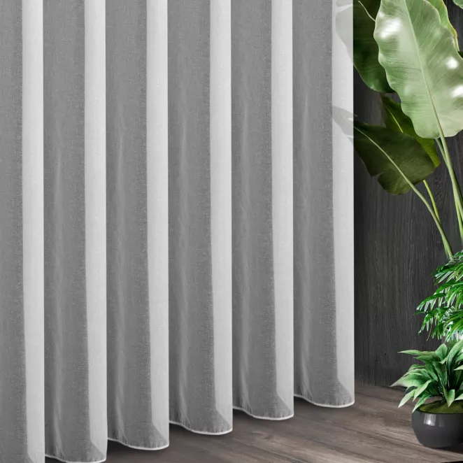 Tkanina firanowa delikatna etamina gładka o naturalnym splocie i lekkim połysku wykończona obciążnikiem