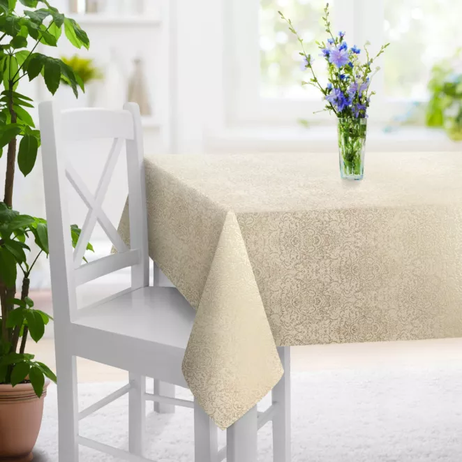 Obrus szyty ciemnokremowo złocisty z połyskującej tkaniny zdobionej eleganckim wzorem Pierre Cardin