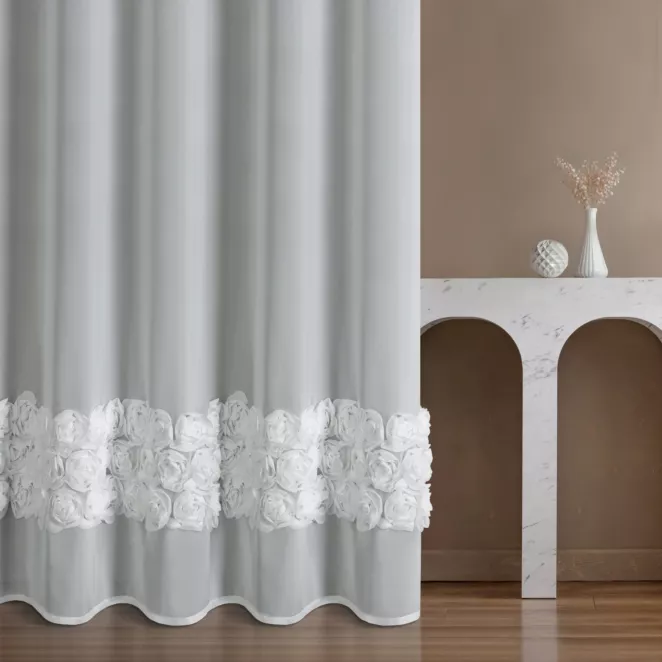 Firana szyta na taśmie 5 cm biała z szyfonowej tkaniny z 3 pasami ozdobnych róż