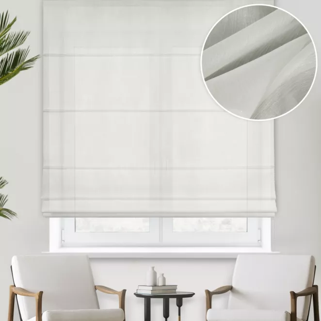 Roleta rzymska kremowa z miękkiej tkaniny, przetykana błyszczącą nicią, pokryta strukturalnym wzorem