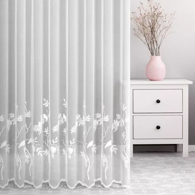 Firana szyta na taśmie 5 cm biała z delikatnej tkaniny typu aden zdobionej aplikacją