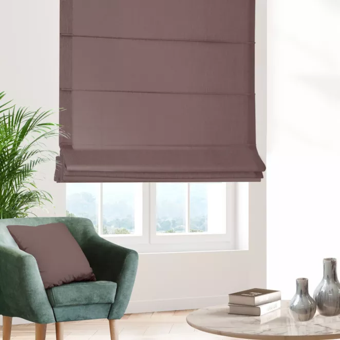 Roleta rzymska pudrowo różowa z gładkiej tkaniny typu dimout