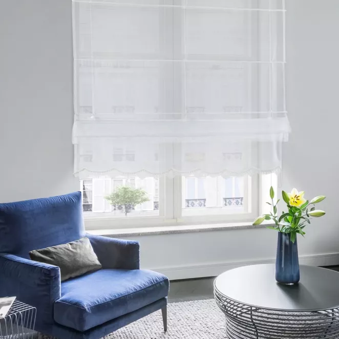 Roleta rzymska JANNA naturalna z delikatnej tkaniny ozdobionej haftem i perełkami