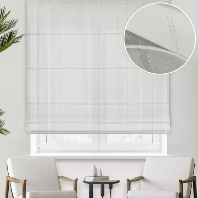 Roleta rzymska kremowa zdobiona pionowymi, połyskującymi paskami z nici metalicznej, wykończona obciążnikiem