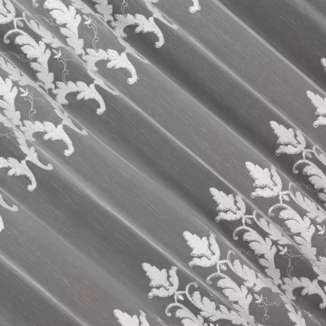 R200/1 Firana szyta na taśmie 5 cm biała z matowej tkaniny ADEN ozdobionej szenilowym haftem ornamentowym Pierre Cardin