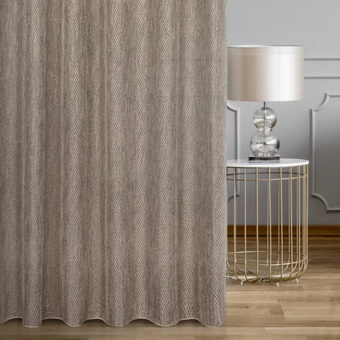 Firana szyta na taśmie 5 cm brązowa z siatki tkanej w drobny wzór, przetykanej błyszczącą nicią, wykończona obciążnikiem Italissima Eva Minge