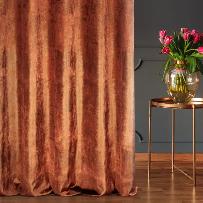 Zasłona szyta na taśmie 5 cm miedziana z welwetowej, miękkiej tkaniny, z połyskującym nadrukiem