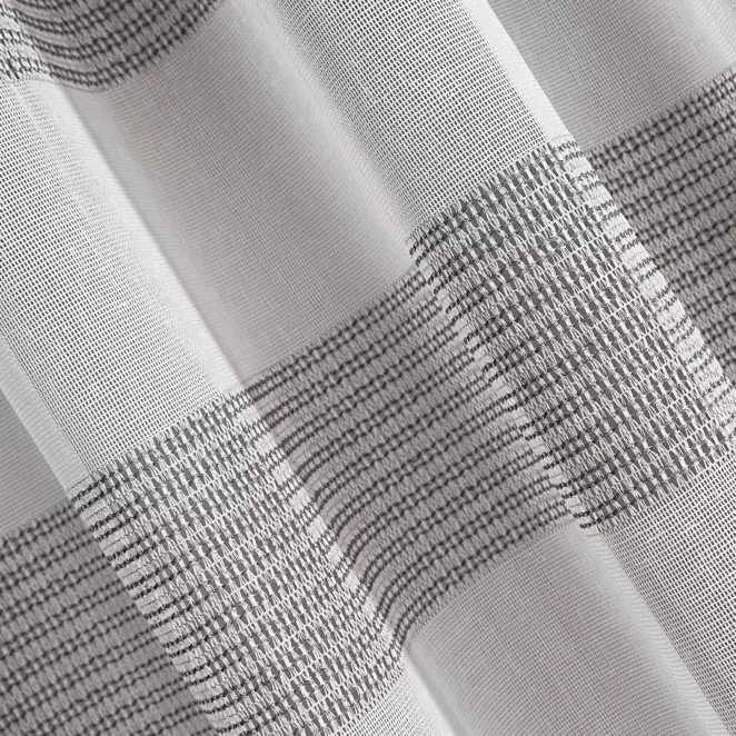 L47/1 Firana szyta na taśmie 5 cm ALFREDA biało szara z miękkiej etaminowej tkaniny ozdobionej ażurowymi pasami