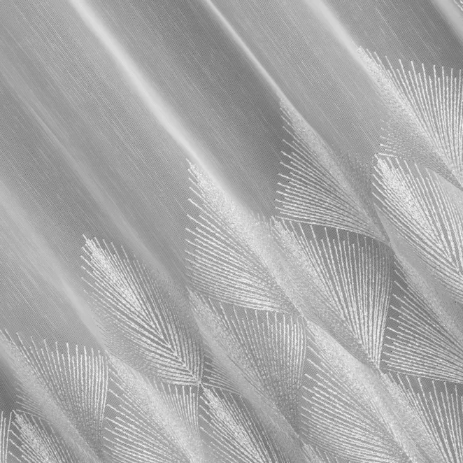 R182/4 Firana szyta na taśmie 5 cm biało srebrna z tkaniny ADEN haftowanej w geometryczny wzór, wykończona obciążnikiem Pierre Cardin