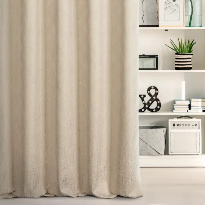 Zasłona szyta na flexach ciemnokremowo złocista z tkaniny z wzorem w formie przecierki na błyszczącym tle Pierre Cardi