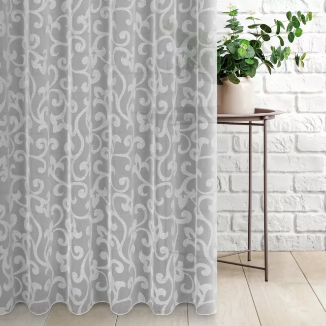 Tkanina firanowa lekka organdyna, z ornamentowym wzorem na całej powierzchni, wykończona obciążnikiem