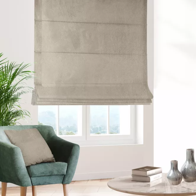 Roleta rzymska ciemnobeżowo złota z miękkiej tkaniny welwetowej z drobnym błyszczącym nadrukiem