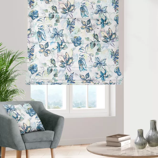 Roleta rzymska niebiesko zielona z tkaniny o naturalnym splocie z nadrukowanym kwiatowym wzorem
