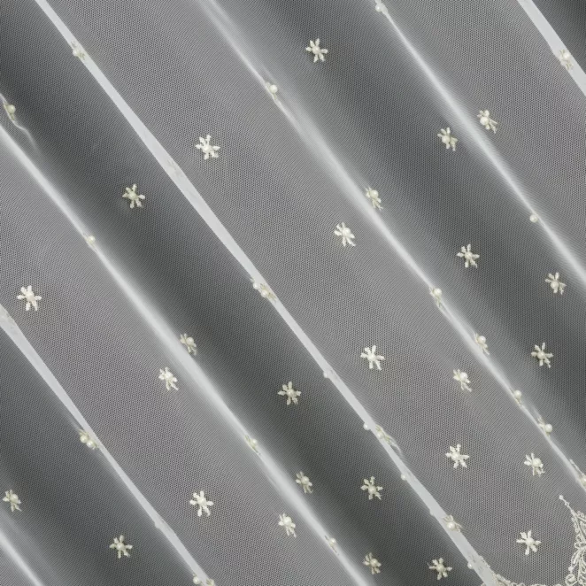 P237/3 Firana szyta na taśmie 5 cm kremowa z delikatnego tiulu haftowanego w ornamenty i drobne kwiatuszki dodatkowo zdobione perełkami