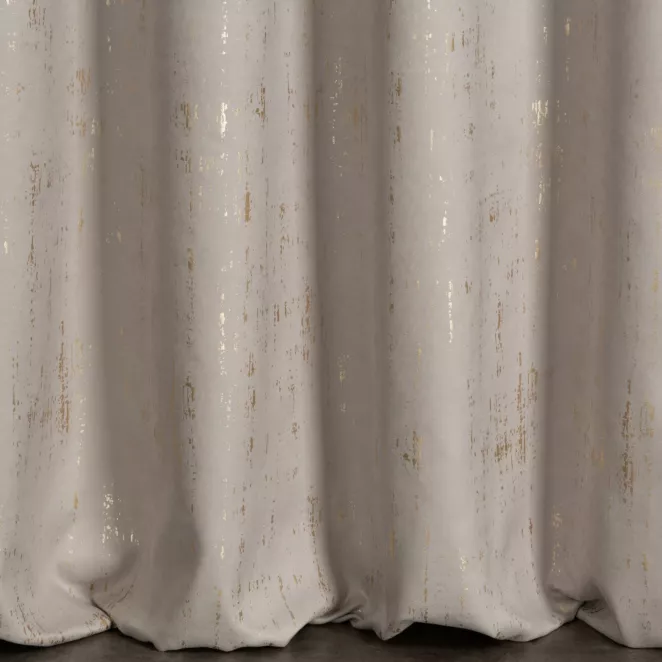 L165/4 Zasłona szyta na taśmie 5 cm srebrno złocista z miękkiej tkaniny o strukturze weluru z połyskliwym nadrukiem