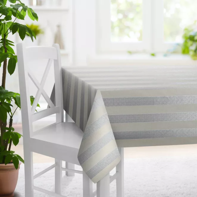 Obrus szyty srebrny z szenilowej tkaniny w klasyczne pionowe pasy przetykane błyszczącą nicią