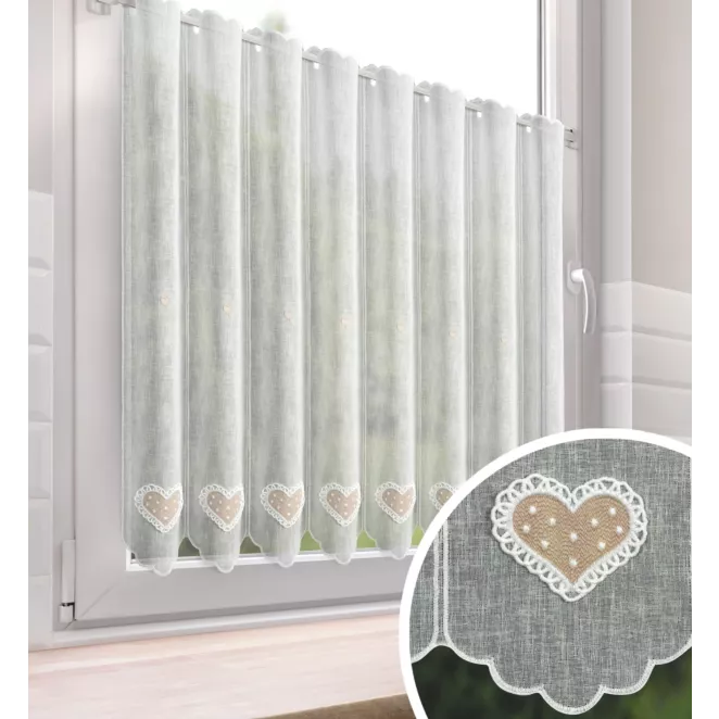Tkanina firanowa zazdrostka zdobiona haftowaną aplikacją w kształcie serca