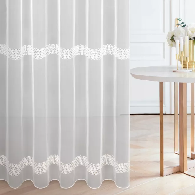Firana szyta na taśmie 5 cm biała z matowego PERU, zdobiona ażurowym haftem w kółeczka tworząc poziome pasy