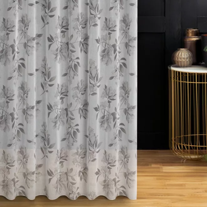 Firana szyta na taśmie 5 cm biało srebrna z matowej etaminy z kwiatowym nadrukiem