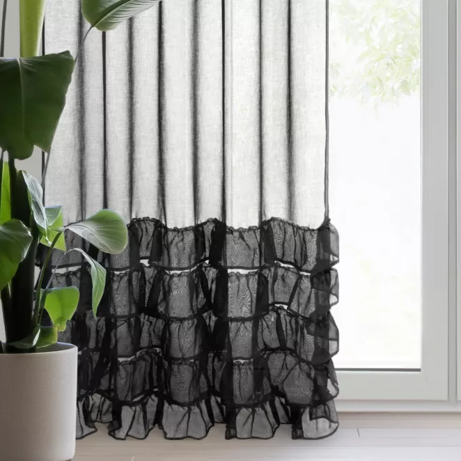 Firana czarna z etaminy zdobiona w dolnej części falbanami 140x250 cm taśma DANI