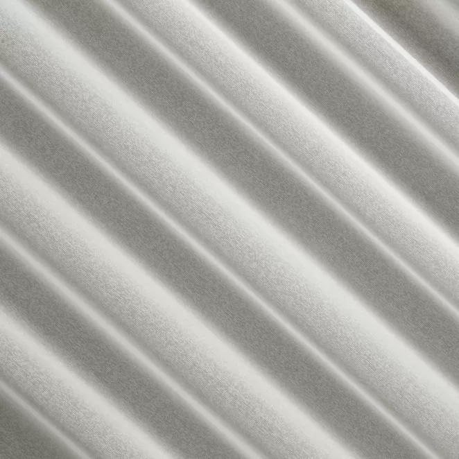 R201/11 Firana szyta na taśmie 5 cm kremowa z delikatnej tkaniny z efektem deszczyku, wykończonej obciążnikiem