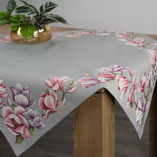 Obrus popielato, różowy 100x100 cm gobelinowy zdobiony motywem kwiatów magnolii