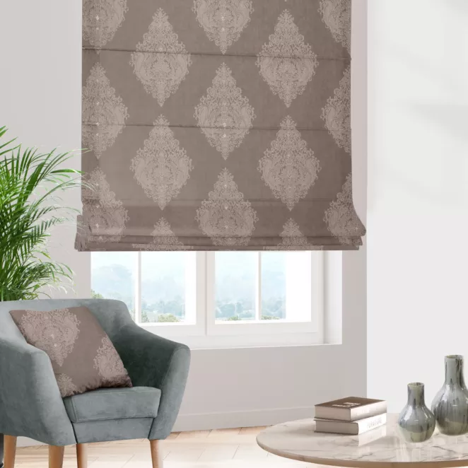 Roleta rzymska beżowa z tkaniny w klasyczny wzór ornamentowy z drobnym błyszczącym akcentem