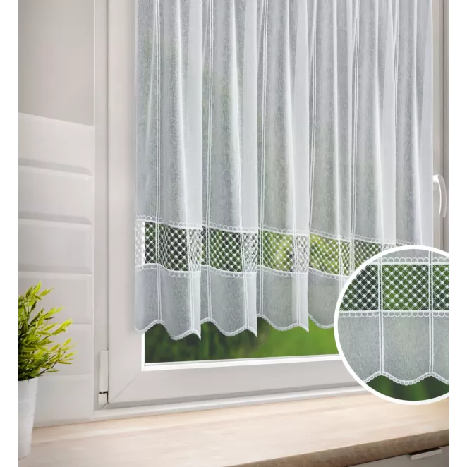Tkanina firanowa zazdrostka z grubszej etaminy z ażurową aplikacją