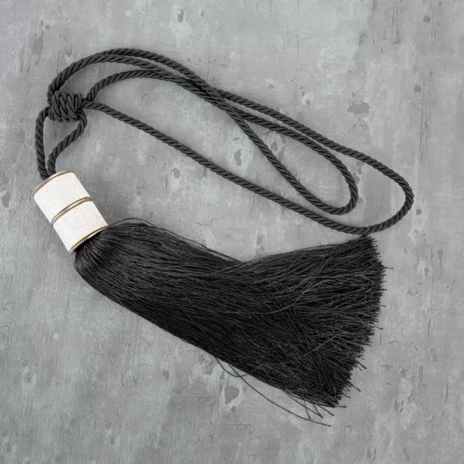 Dekoracyjny sznur do zasłon NATI upinacz z chwostem i metalowymi brokatowymi obrączkami