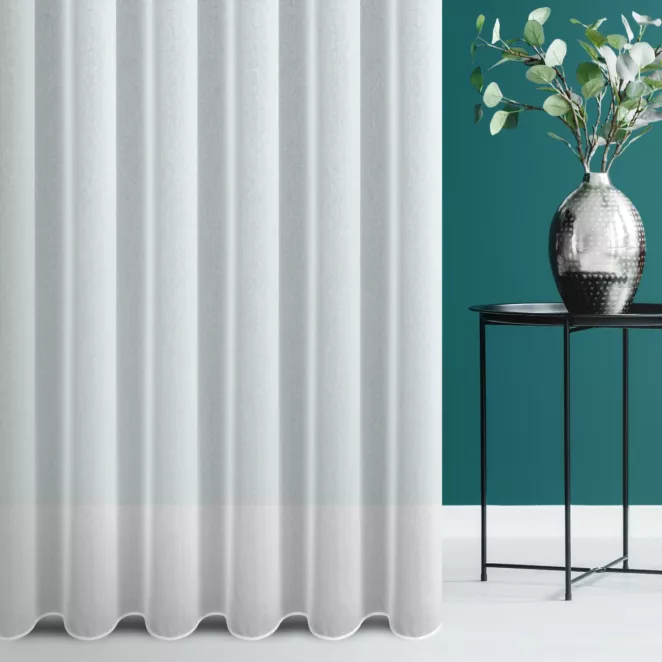 Firana szyta na taśmie 5 cm biała z delikatnej tkaniny z efektem deszczyku, wykończonej obciążnikiem