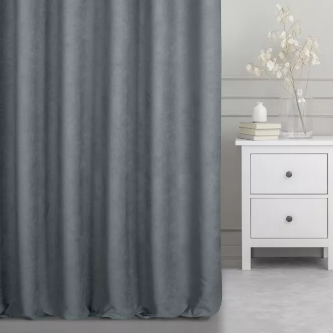 Zasłona szyta na flexach jasnopopielata z miękkiej tkaniny o welurowej strukturze i wyraźnym splocie