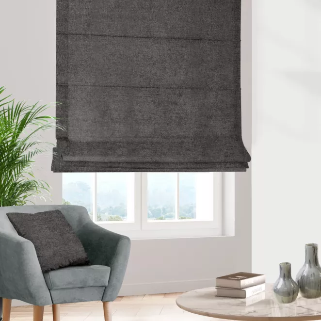 Roleta rzymska ciemnostalowa z miękkiej w dotyku tkaniny szenilowej