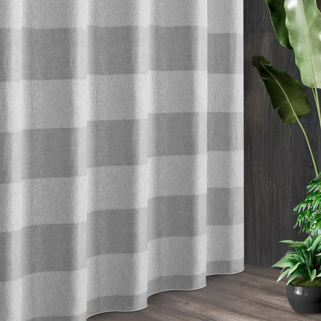 Tkanina firanowa etamina przypominająca len, z poziomymi pasami przetykanymi srebrną nitką, o gęstym splocie, wykończona obciążnikiem