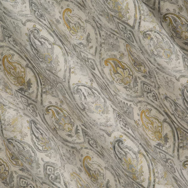 L160/3 Zasłona szyta na taśmie 5 cm popielato musztardowa z tkaniny z dodatkiem bawełny i nici metalicznej, o wzorze ornamentowym, zawiera 20% bawełny