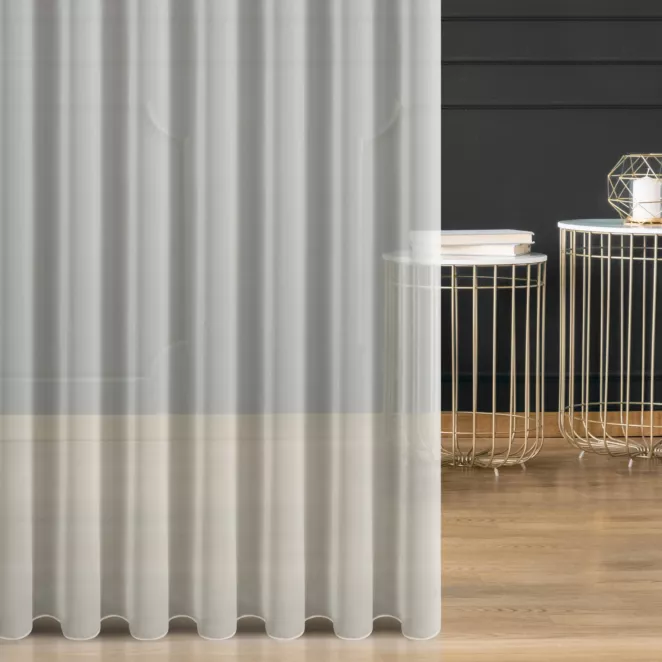 Firana szyta na taśmie 5 cm kremowa z miękkiej i delikatnej tkaniny typu KREPA, wykończona obciążnikiem