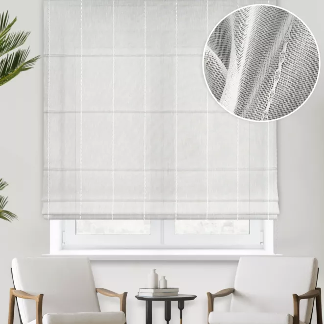 Roleta rzymska kremowo srebrna z deliaktnej etaminy zdobionej lurexowymi pasami, wykończonej obciążnikiem