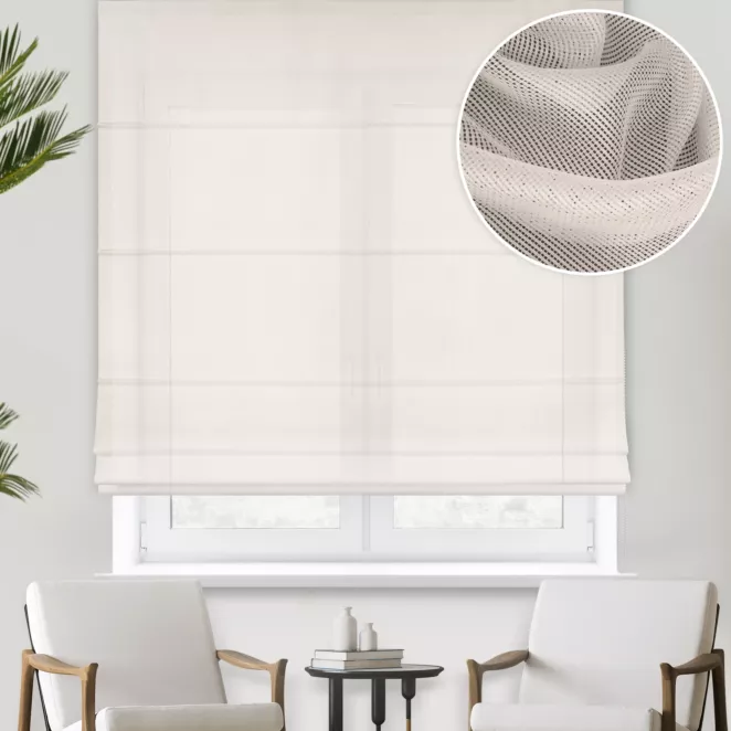 Roleta rzymska kremowa z miękkiej tkaniny o luźnym splocie i lekkim połysku, odporna na zaciągnięcia, wykończona obciążnikiem