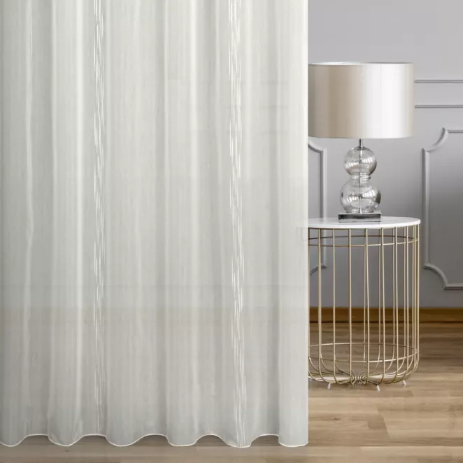 Tkanina firanowa gładka, matowa, półprzezroczysta, w delikatne pionowe pasy, wykończona obciążnikiem